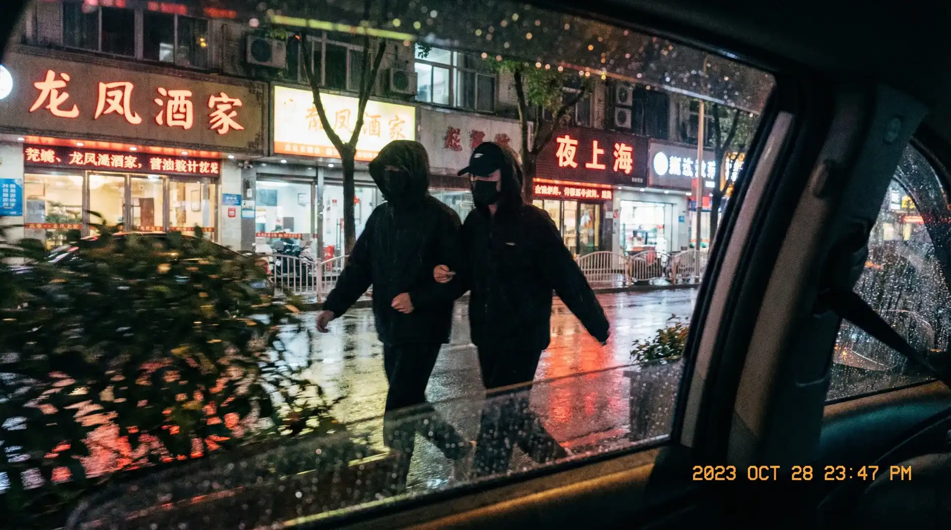 美女散尿频视频 - 顶流明星深夜密会现场抓拍照片
